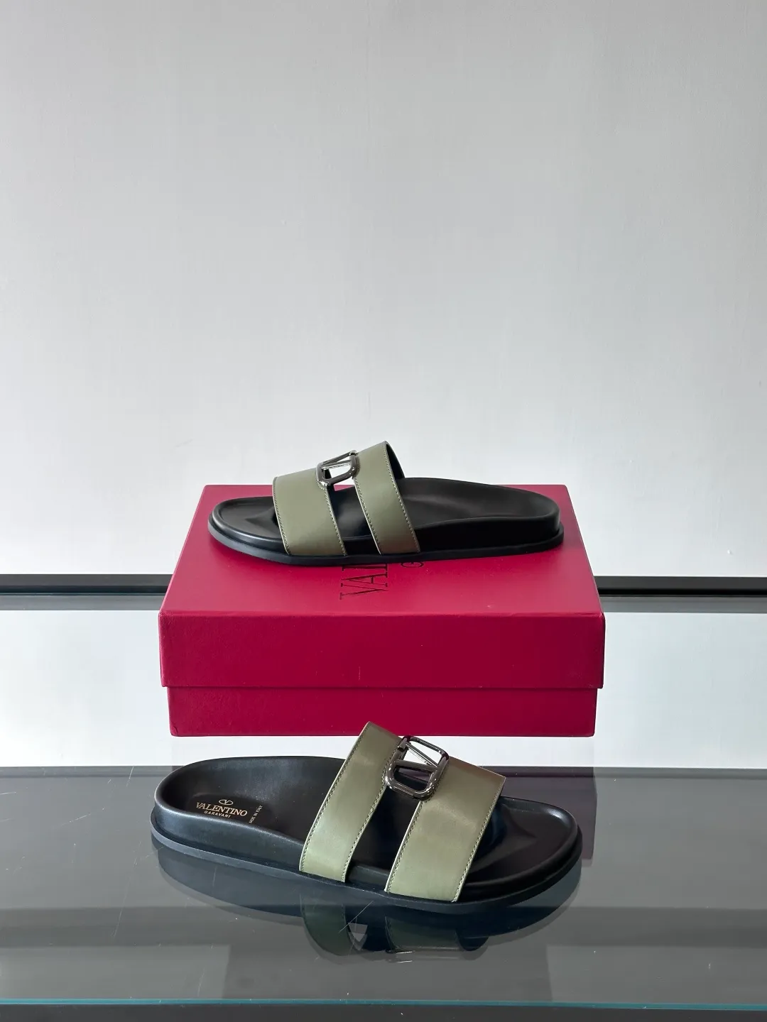 Men's shoes 💰p320 "VALENTINO" Valentino Men's 🧍‍♂️ Spring and summer new style metal rivet flat slippers, elegant sandals, the same style worn by celebrities, original molding, imported calfskin. Rubber outsole. Soft and durable, full set of counter packaging size: 39-44 (customized at 38.45.46)